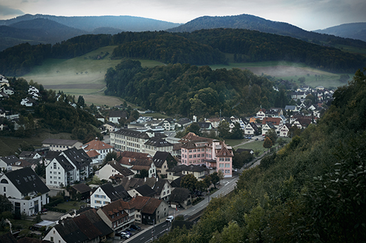 Город Хёльштайн находится в долине живописного горного массива Жюра в Швейцарии