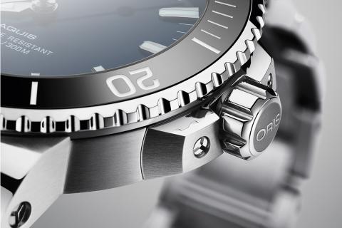 Чтобы придать силуэту новых часов Aquis Date большую динамичность, был изменён дизайн фиксируемой на резьбе заводной головки