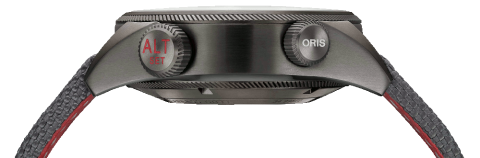Корпус и обе головки часов Oris Altimeter Rega Limited Edition изготовлены из нержавеющей стали с серым PVD покрытием