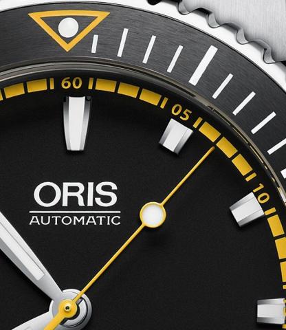 В новых моделях Oris Aquis Date минутная шкала циферблата выполнена жёлтым либо оранжевым цветом.