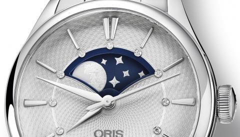 На циферблате часов Oris Artelier Grande Lune доминирует большой указатель фазы Луны