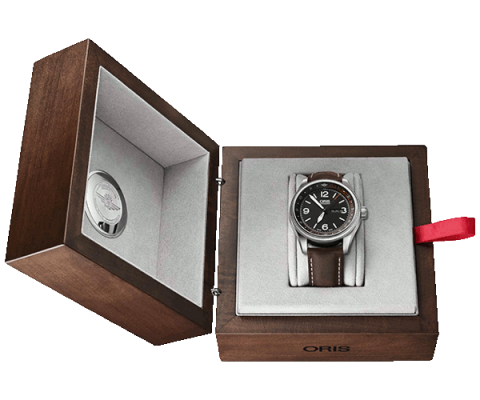 Часы предлагаются в роскошной деревянной подарочной шкатулке вместе с медальоном